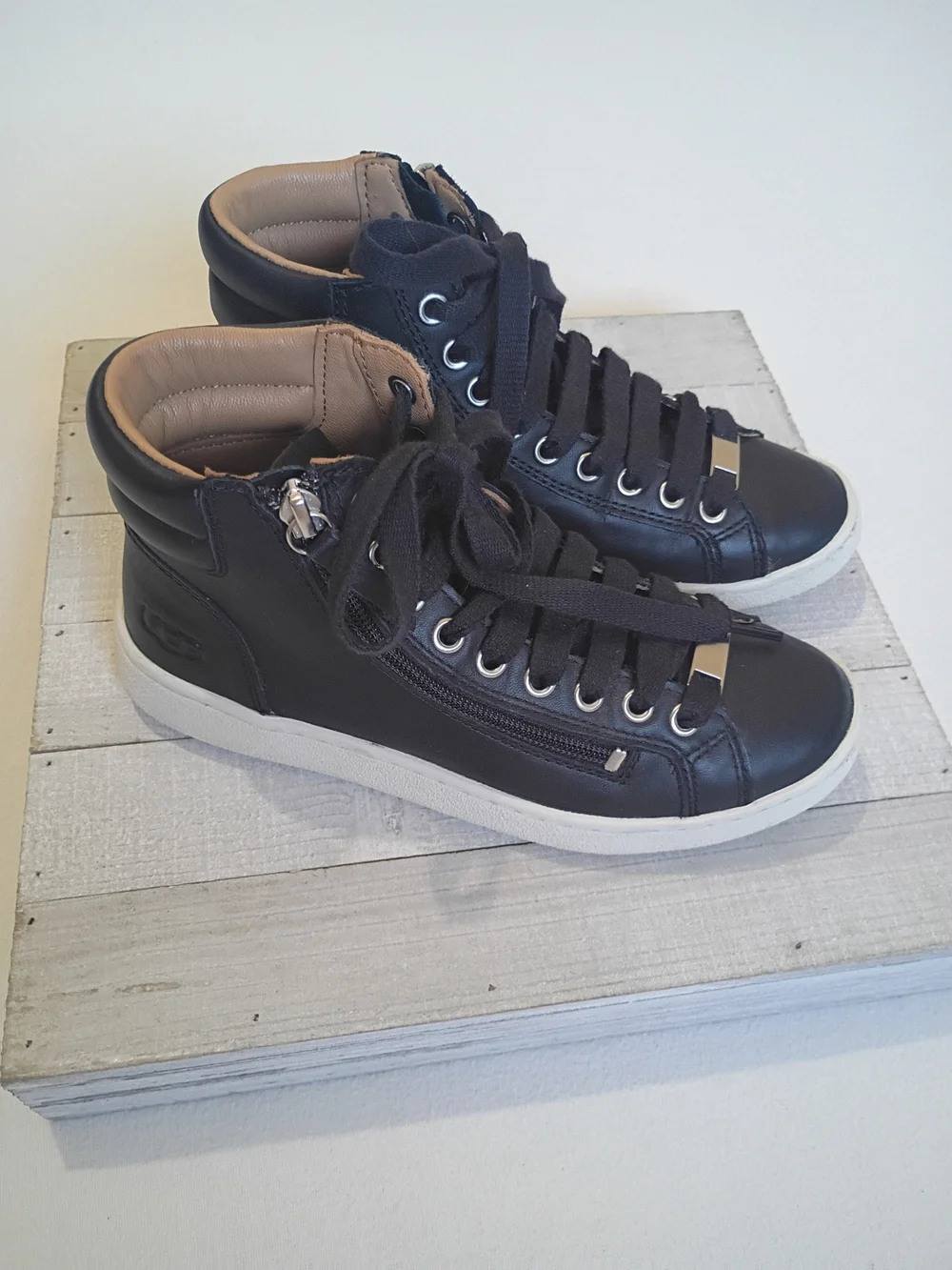 UGG Olive women's high-top sneakers in black leather With Side Zipper Size 5